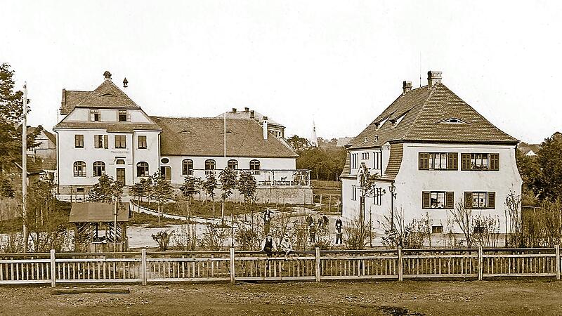 Ein Bilderbuch-Ensemble von 1908: das Eisenbahnerhaus mit der Gastst&auml;tte &bdquo;Fr&auml;nkischer Hof&ldquo; dahinter. Ein Park mit jungen Kastanien verbindet die beiden in Reformarchitektur des fr&uuml;hen 20. Jahrhunderts errichteten Geb&auml;ude.