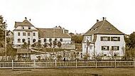 Ein Bilderbuch-Ensemble von 1908: das Eisenbahnerhaus mit der Gaststätte „Fränkischer Hof“ dahinter. Ein Park mit jungen Kastanien verbindet die beiden in Reformarchitektur des frühen 20. Jahrhunderts errichteten Gebäude. Ein Bilderbuch-Ensemble von 1908: das Eisenbahnerhaus mit der Gaststätte „Fränkischer Hof“ dahinter. Ein Park mit jungen Kastanien verbindet die beiden in Reformarchitektur des frühen 20. Jahrhunderts errichteten Gebäude.