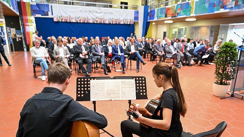 Das Gitarrenduo Romy Resatsch und Alexander Brigola spielte zum Schulgeburtstag. Das Gitarrenduo Romy Resatsch und Alexander Brigola spielte zum Schulgeburtstag.