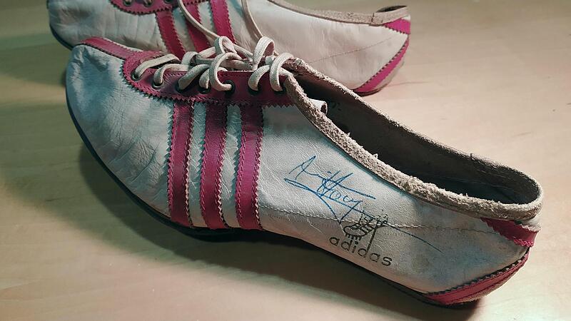 Dieses Paar Laufschule mit einem Autogramm von Armin Hary bekam das Herzogenauracher Stadtmuseum jetzt als Schenkung.