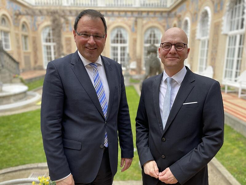 Oberb&uuml;rgermeister Dirk Vogel (rechts) und Finanzstaatssekret&auml;r Martin Sch&ouml;ffel im Schmuckhof.