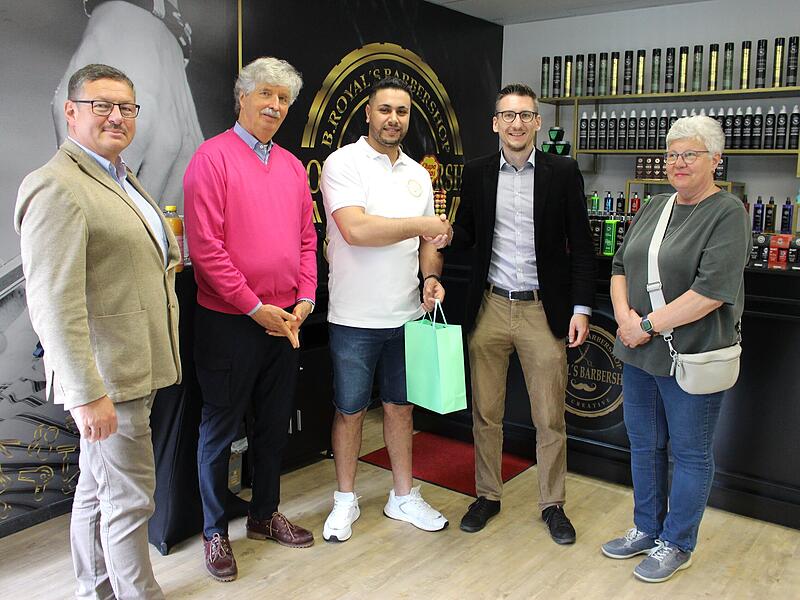 Er&ouml;ffnung des Barber-Shops in der Bad Br&uuml;ckenauer Ludwigstra&szlig;e. Von links gratulieren dritter B&uuml;rgermeister Heribert &Uuml;belacker, Hauseigent&uuml;mer Jochen Heimansberg dem Ladeninhaber Ibrahim Badar neben B&uuml;rgermeister Jan Marberg und Monika Wiesner.