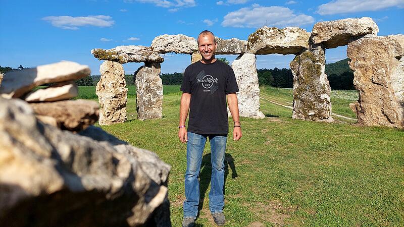 Alexander L&auml;mmlein hat das fr&auml;nkische Stonehenge erbaut und nach seinem Besuch beim richtigen Stonehenge in England fertiggestellt.