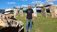Alexander Lämmlein hat das fränkische Stonehenge erbaut und nach seinem Besuch beim richtigen Stonehenge in England fertiggestellt.