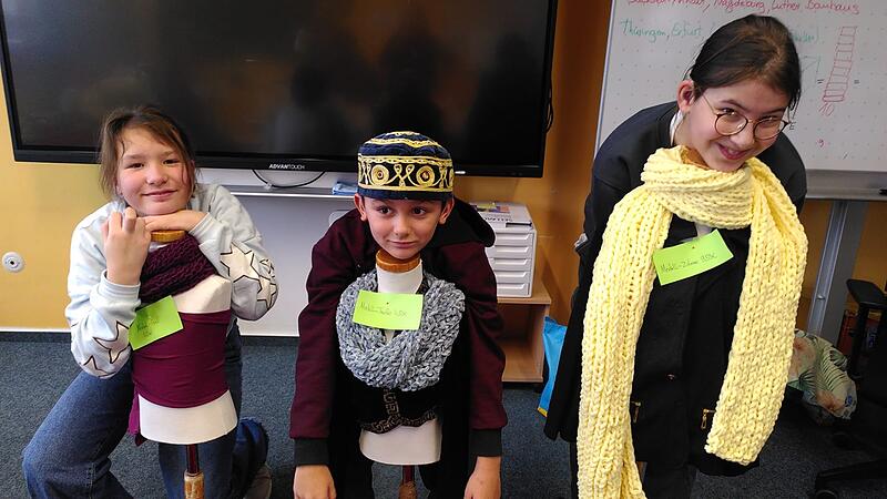 Spendenaktion Unicef Kinder der 3. und 4. Klasse der Von-Lerchenfeld-Schule strickten und verkauften selbst Schals. Den Erlös spendeten sie an das Kinderhilfswerk Unicef.