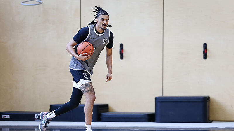 Jonathan B&auml;hre hat nach vielen Verletzungen wieder Spa&szlig; am Basketballspielen.