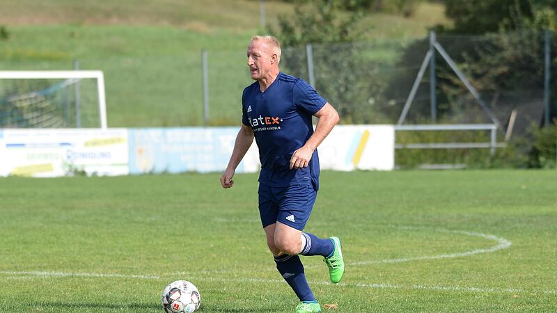 45 Zweitliga-Spiele f&uuml;r die SpVgg Greuther F&uuml;rth bestritt Ingo Walther. Unser Bild zeigt ihn im Trikot des ATS Kulmbach, den er als Spielertrainer von der Kreisklasse bis in die Bezirksliga f&uuml;hrte.