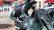 Das hätten die Schweinchen gern: Wasser in der Rinne auf dem Haßfurter Marktplatz zur Abkühlung, denn schattige Plätze sind hier rar.