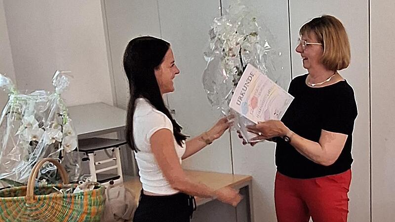 Von links: Maren Grom (Vorstandsvorsitzende) und das neue Ehrenmitglied Rosemarie Czegley-Albert. Von links: Maren Grom (Vorstandsvorsitzende) und das neue Ehrenmitglied Rosemarie Czegley-Albert.