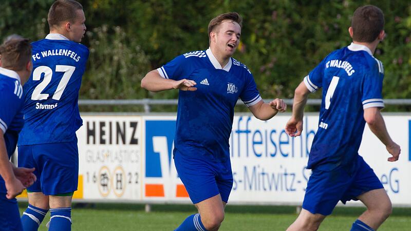 14 Mal bejubelte Michael Zeitler (Mitte) in dieser Saison  einen Treffer f&uuml;r den FC Wallenfels.