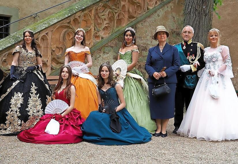 In den sch&ouml;nsten Kost&uuml;men wandeln die Darstellerinnen von PrincesSa-Romantica durch den Schlosspark und das Graf-Luxburg-Museum.