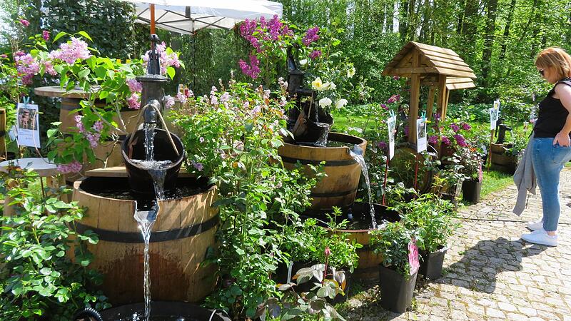 Nachhaltigkeit im Garten: Die Pumpen der Brunnen bekommen ihre Energie aus Solarpanelen.