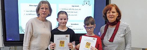 Von links: Renate Kippes (Klassenleitung), Luisa Drodowsky, Jonas Partsch und Schulleitung Brigitte Dehe.