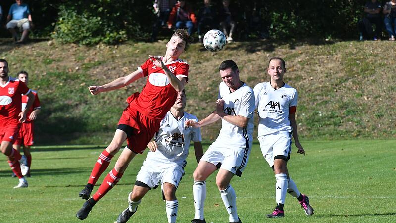 Unser Bild zeigt den Schondraer Tim Weimann beim Kopfball gegen Andre Seufert (Mitte). Im Hintergrund verfolgt Johannes Kanz (rechts) das Duell. Letztlich endete die Partie 1:1-Unentschieden. Unser Bild zeigt den Schondraer Tim Weimann beim Kopfball gegen Andre Seufert (Mitte). Im Hintergrund verfolgt Johannes Kanz (rechts) das Duell. Letztlich endete die Partie 1:1-Unentschieden.