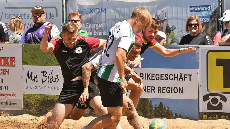 Das Spiel des FC SternHAGIvoll (schwarzer Trikot) gegen die Hamsterbande endete im Achtelfinale 5:6 nach Neunmeterschie&szlig;en.