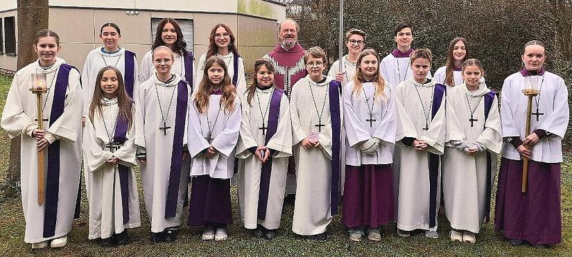 Pfarrvikar Karl Feser und 16 Ministranten, darunter die beiden neuen Minis Josefine Back und Linus Keß. Pfarrvikar Karl Feser und 16 Ministranten, darunter die beiden neuen Minis Josefine Back und Linus Keß.