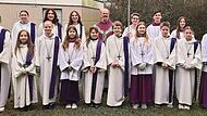 Pfarrvikar Karl Feser und 16 Ministranten, darunter die beiden neuen Minis Josefine Back und Linus Ke&szlig;.