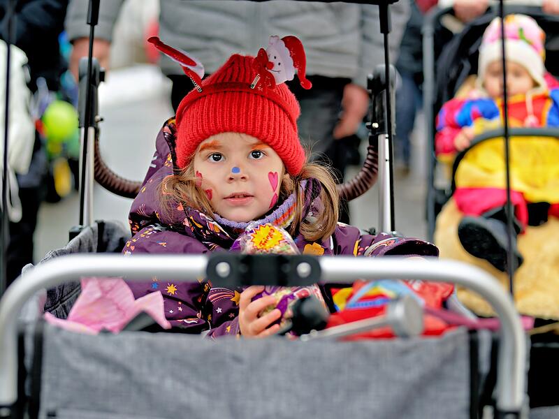 Trotz Schneefall herrschte beim Kinderfaschingsumzug in Ro&szlig;dorf eine super Stimmung.