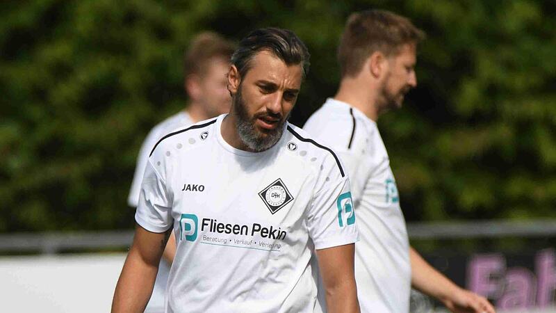Verstimmte Mienen: Dem SV Bosporus Coburg um Trainer Hakan Bozkaya (auf diesem Bild noch im Trikot der DJK Lichtenfels) wurden sechs Punkte abgezogen.
