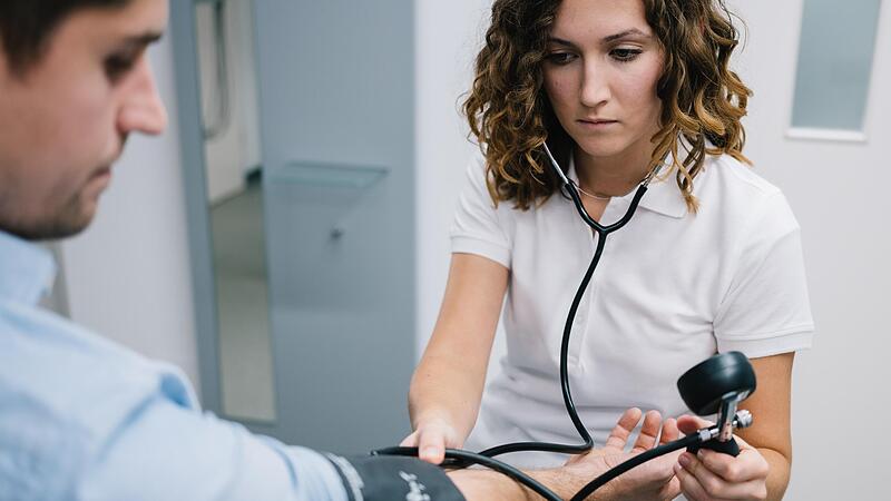 Versorgungsassistenten in der Hausarztpraxis, kurz &bdquo;Verah&ldquo;, k&ouml;nnten den &Auml;rzten einige Arbeiten abnehmen, sagt der Haus&auml;rzteverband.