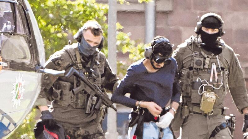 Der mutmaßliche Täter des Messerangriffs von Solingen heißt Issa Al H. und stammt aus Syrien. Der mutmaßliche Täter des Messerangriffs von Solingen heißt Issa Al H. und stammt aus Syrien.