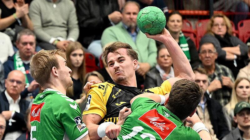 Jakob Knauer (M.) und der HSC 2000 Coburg haben am Dienstagabend mit 33:38 in Minden verloren.
