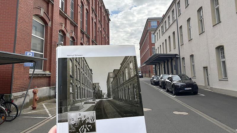 Die Kraftwerkstra&szlig;e mit dem Werksgel&auml;nde von Weber & Ott: Hier verliefen fr&uuml;her Bahnschienen auf der Stra&szlig;e, die zur Spinnerei bei Reuth f&uuml;hrten. Heute sind die Gleise l&auml;ngst verschwunden und auch die Treppe  ins Werksgeb&auml;ude links vorne ist schon lange weg.