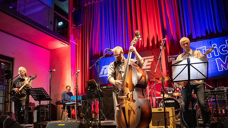 Ein Abend voll guter Musik, vielem Tanzen und guten Gesprächen: Wie hier in er Fortuna Kulturfabrik ist das nächtliche Höchstadt während des Kneipenfestivals am Samstag zur Partystadt geworden.