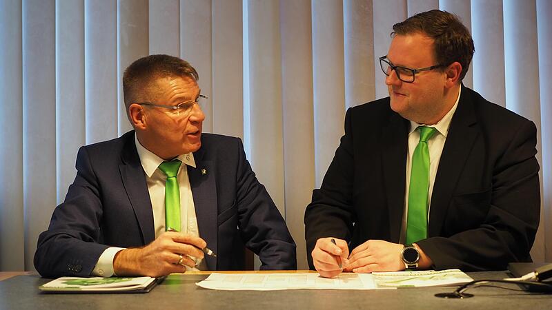 GWG-Geschäftsführer Josef Gerstl (links) und sein Nachfolger Sven Hauser gehen die Ziele der GWG für die nächsten Jahre gemeinsam durch.