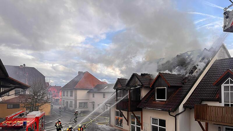 Dachstuhl in Vollbrand: Über 100 Einsatzkräfte vor Ort Dachstuhlbrand in Hirschaid