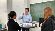 Thomas Polzer im Gespräch mit Schülerinnen der Herzog-OttoMittelschule
