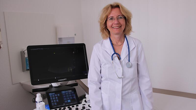 Astrid Laue hat lange als Klinikärztin gearbeitet, bevor sie 2022 eine internistische Hausarztpraxis am Marienplatz geöffnet hat.