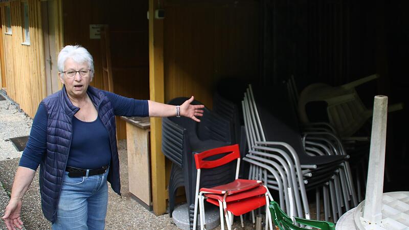 Martha Walter räumt die Stühle erst im Juni raus. An Pfingsten bleibt ihr Zeltplatz erstmal geschlossen.Forchheim & Fränkische Schweiz