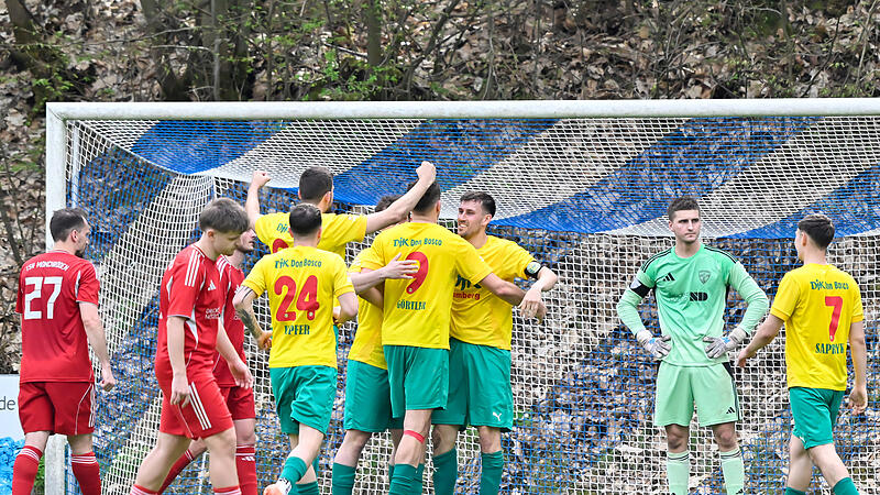 Jubel bei der DJK Bamberg: Soeben hat Patrick G&ouml;rtler (Nr. 9) das 2:0 gegen den TSV M&ouml;nchr&ouml;den erzielt.