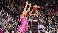 Sieben Dreier traf Bambergs Zach Copeland. Hier setzt er gegen den Bonner Noah Kirkwood an. Doch auch die 27 Punkte nutzten nichts, die Gäste verloren klar.