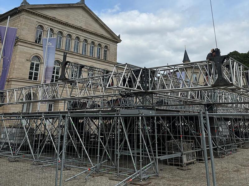 HUK-Coburg-Open-Air-Sommer 2024: Aufbau der Bühne auf dem Schlossplatz