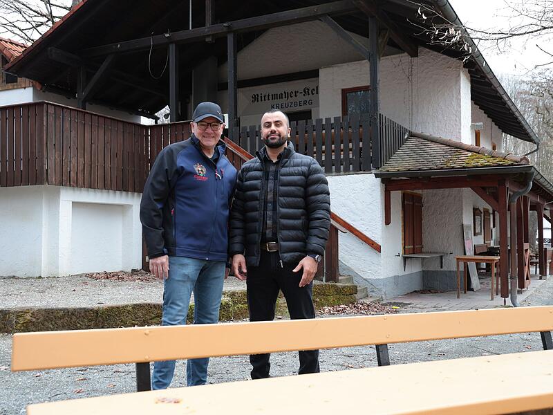 Brauereichef Georg Rittmayer (links) mit seinem neuen Pächter des Kreuzbergkellers Vahid ChaharmahaliForchheim & Fränkische Schweiz Brauereichef Georg Rittmayer (links) mit seinem neuen Pächter des Kreuzbergkellers Vahid ChaharmahaliForchheim & Fränkische Schweiz