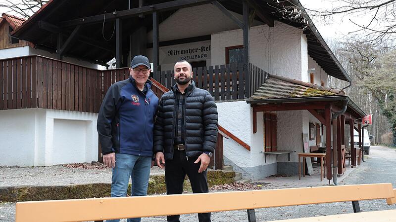 Brauereichef Georg Rittmayer (links) mit seinem neuen Pächter des Kreuzbergkellers Vahid ChaharmahaliForchheim & Fränkische Schweiz Brauereichef Georg Rittmayer (links) mit seinem neuen Pächter des Kreuzbergkellers Vahid ChaharmahaliForchheim & Fränkische Schweiz