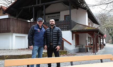 Brauereichef Georg Rittmayer (links) mit seinem neuen P&auml;chter des Kreuzbergkellers Vahid ChaharmahaliForchheim & Fr&auml;nkische Schweiz