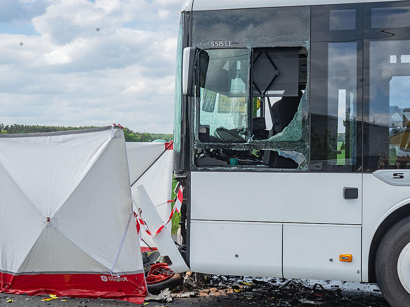 Am Freitagnachmittag ereignete sich bei Weisendorf (Lkrs. Erlangen-H&ouml;chstadt) ein schwerer Verkehrsunfall zwischen einem Motorrad und einem Omnibus. Der 21-j&auml;hrige Fahrer des Kraftrads erlag noch vor Ort seinen schweren Verletzungen.