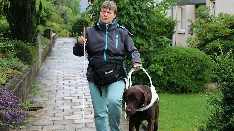 Labrador Lion ist ein treuer Wegbegleiter. Er hilft Bianca Kellerer auch beim Treppensteigen.
