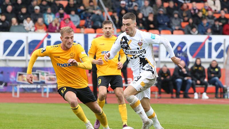 Dresdens Angreifer Dennis Borkowski, vorher in Diensten des 1. FC N&uuml;rnberg, zieht am Bayreuther Alexander Groi&szlig;  vorbei.