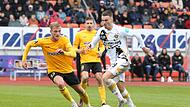 Dresdens Angreifer Dennis Borkowski, vorher in Diensten des 1. FC Nürnberg, zieht am Bayreuther Alexander Groiß  vorbei.