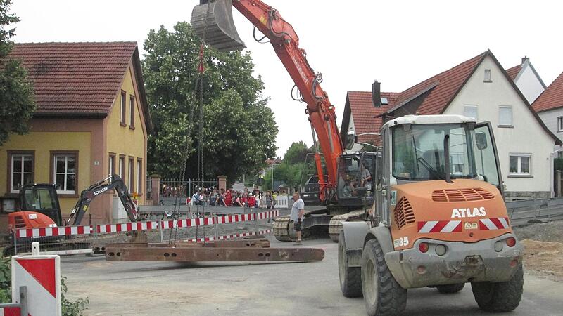 Großbaustelle Kindergartenkreuzung: Hier entsteht unter anderem ein Regenauffangbecken mit einem Fassungsvermögen von 100 Kubikmetern. Großbaustelle Kindergartenkreuzung: Hier entsteht unter anderem ein Regenauffangbecken mit einem Fassungsvermögen von 100 Kubikmetern.