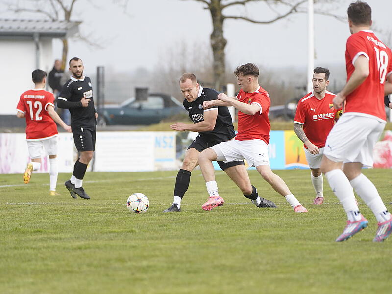 Der Ebersdorfer Niclas Jacob musste gegen Strullendorf nach einer Stunde ausgewechselt werden - vermutlich hat er sich an der Schulter verletzt. Der Ebersdorfer Niclas Jacob musste gegen Strullendorf nach einer Stunde ausgewechselt werden - vermutlich hat er sich an der Schulter verletzt.