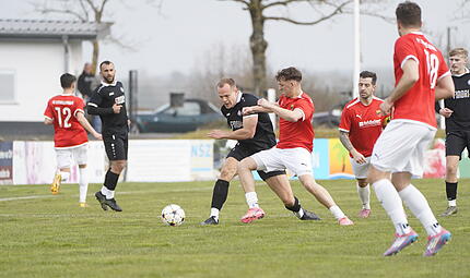 Der Ebersdorfer Niclas Jacob musste gegen Strullendorf nach einer Stunde ausgewechselt werden - vermutlich hat er sich an der Schulter verletzt.