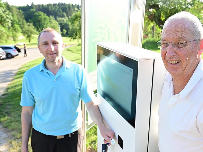 Clubmanager Ram&oacute;n M&auml;nnel (l.) und Spieler Christian G&uuml;rtner am digitalen Check-In beim Golfclub Erlangen.