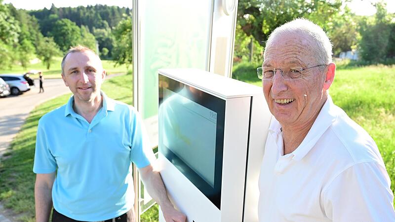 Clubmanager Ram&oacute;n M&auml;nnel (l.) und Spieler Christian G&uuml;rtner am digitalen Check-In beim Golfclub Erlangen.