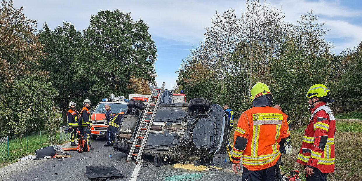 Head-on collision in the Bad Kissingen district: Firefighters free injured ...