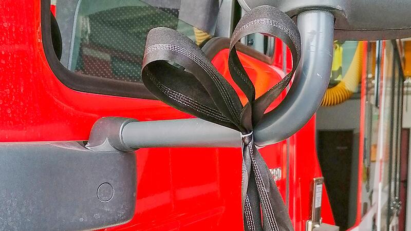 So sah die Trauerflor an den Kirchehrenbacher Feuerwehrfahrzeugen im Sommer 2021 aus. Damals wurde die Schleife angebracht, um Solidarität zu den Opfern der Flutkatastrophe im Ahrtal zu signalisieren.Forchheim & Fränkische Schweiz